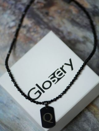 Minimalistický pánsky náhrdelník Glosery. Čierny detail, čistý tvar, osobný význam. Doplnok, ktorý nehrá sa na trend a...
