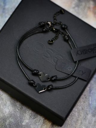 Dve srdcia ..jeden význam. 🖤🤍 Minimalistické šnúrové náramky so srdiečkom. #glosery #naramky