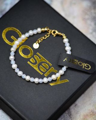 Jemný, ale nie nenápadný 🤍 Perlovo-krištáľový náramok.