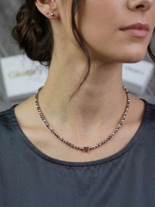 Nie je to len náhrdelník. 🩶 Je to niečo, čo má pre teba význam. Personalizuj si ho gravírovaním. Teraz so zľavou -20% s...