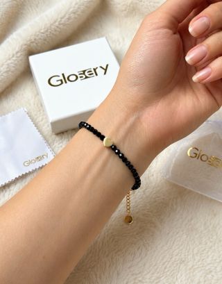 Jemný náramok z čiernych krištáľov doplnený zlatým srdiečkom. Minimalistický šperk, ktorý sa hodí ku každému outfitu. ✨...
