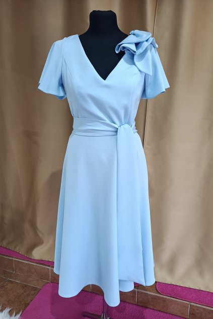 Bledě modré midi šaty s volánovou ozdobou