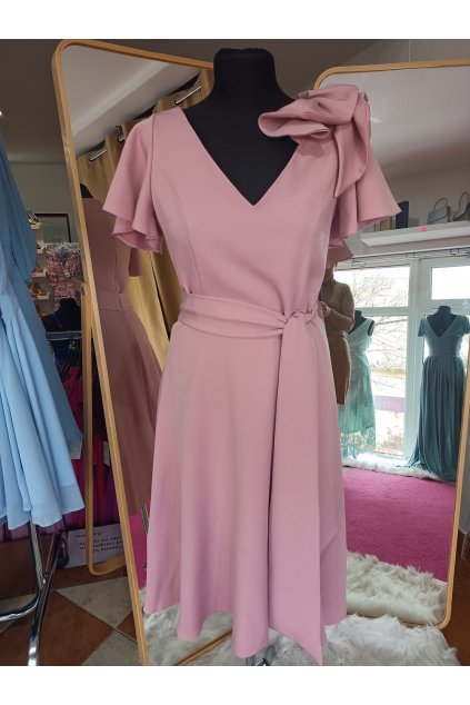 Pudrovo-růžové midi šaty s volánovou ozdobou