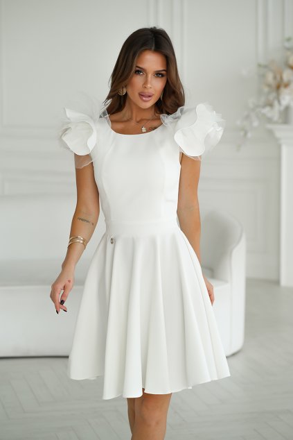 Bílé šaty s volánovou ozdobou