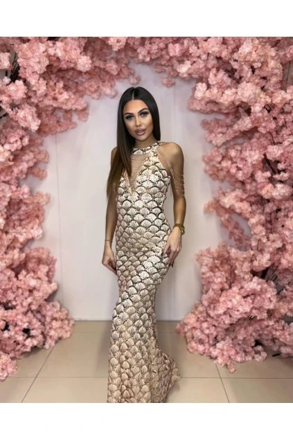 Lesklé materiály: Flitre, satén a metalické látky v zime