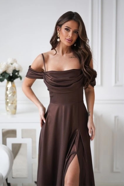 Šaty s rozparkom: Ako ho nosiť elegantne a s vkusom