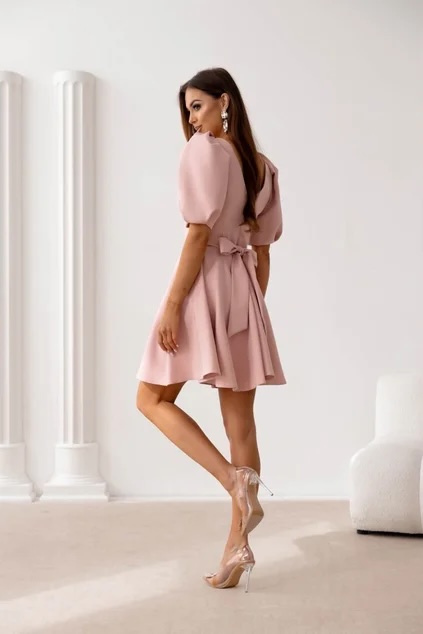 Ako zladiť partnerov outfit s vašimi šatami na letnú svadbu