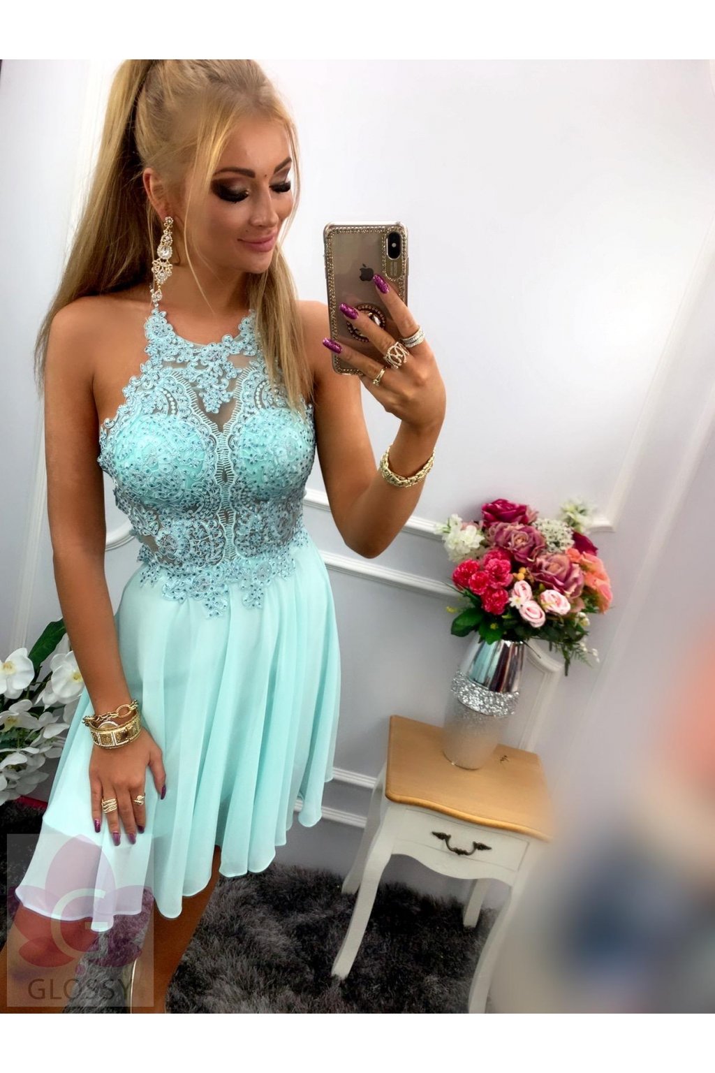 Mentolové šaty s odhaleným chrbtom