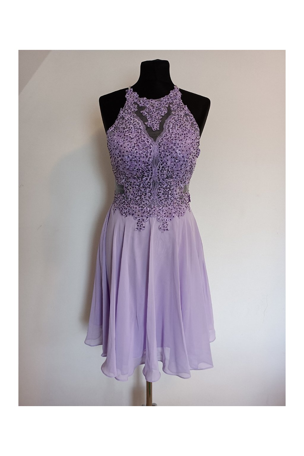 Fialové šaty se zkříženými ramínky