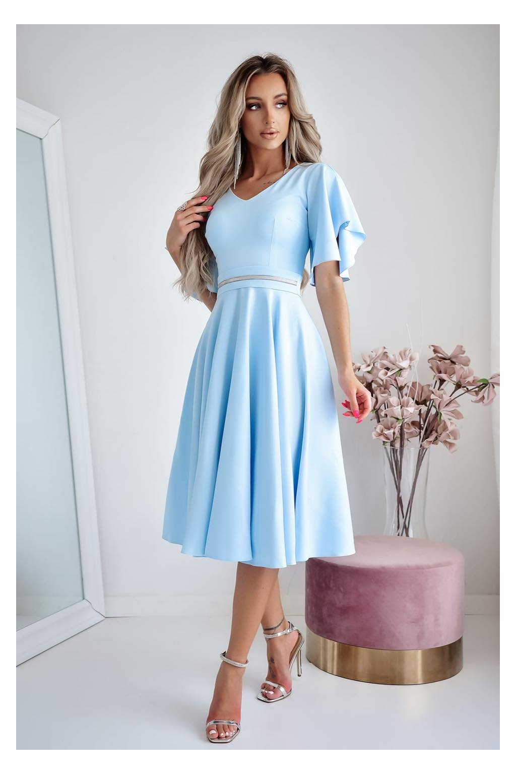 Bledě modré midi šaty se stříbrným páskem