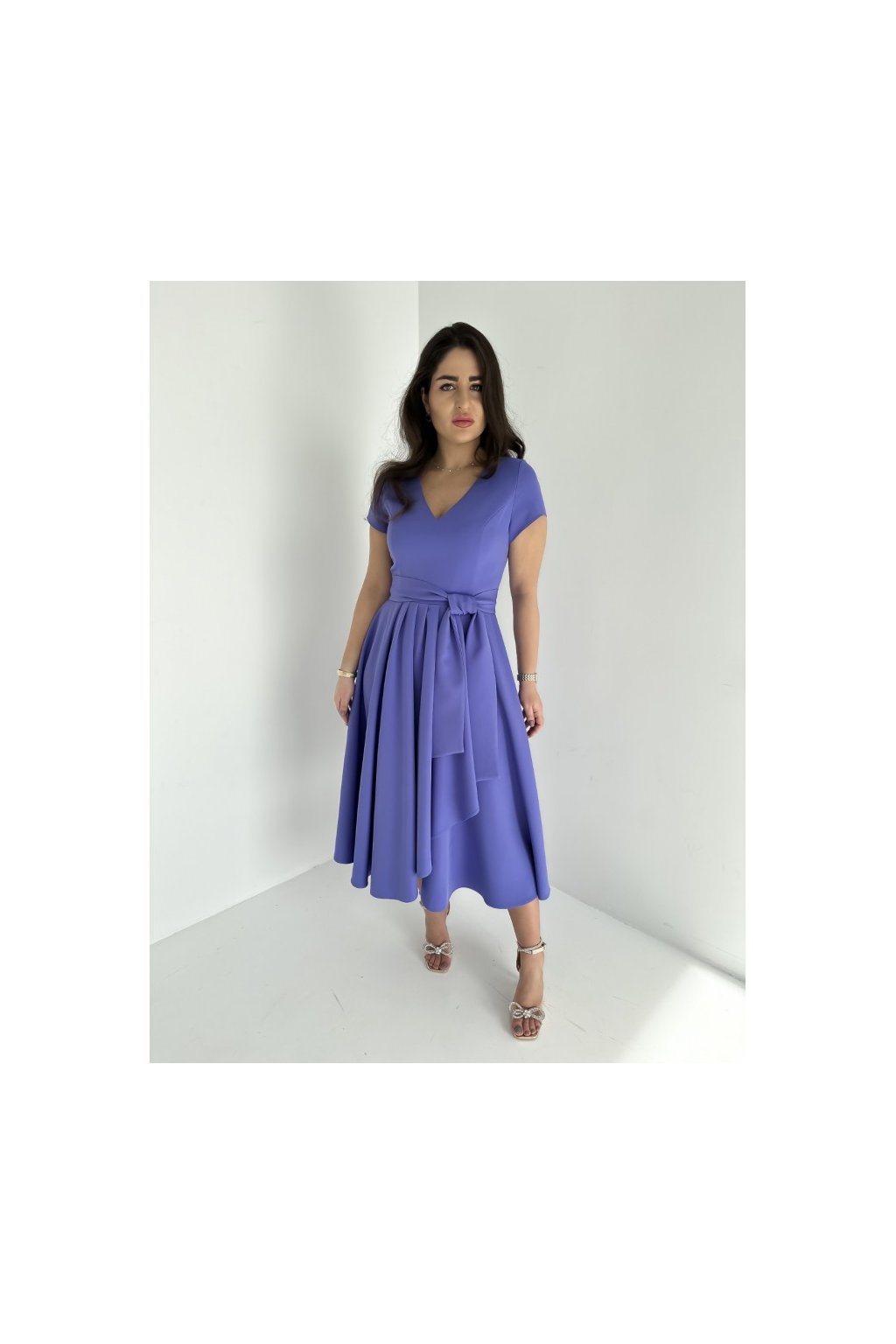 Fialové midi šaty s rukávy