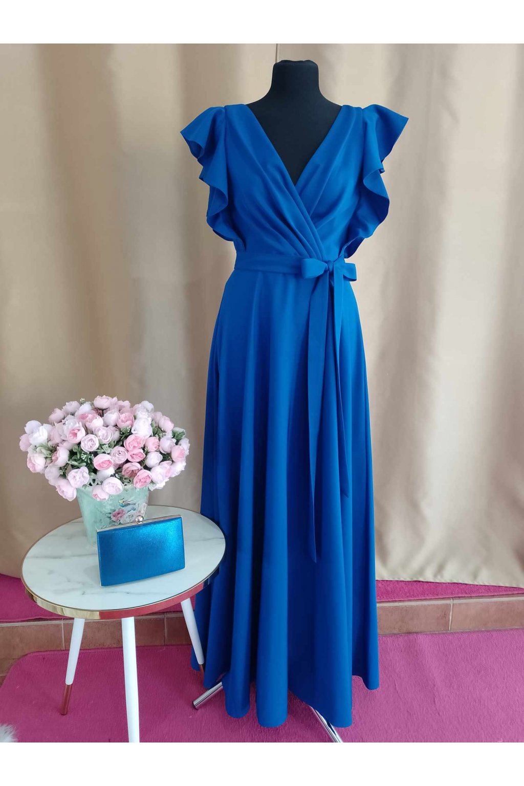 Dlouhé společenské královsky modré šaty s volány