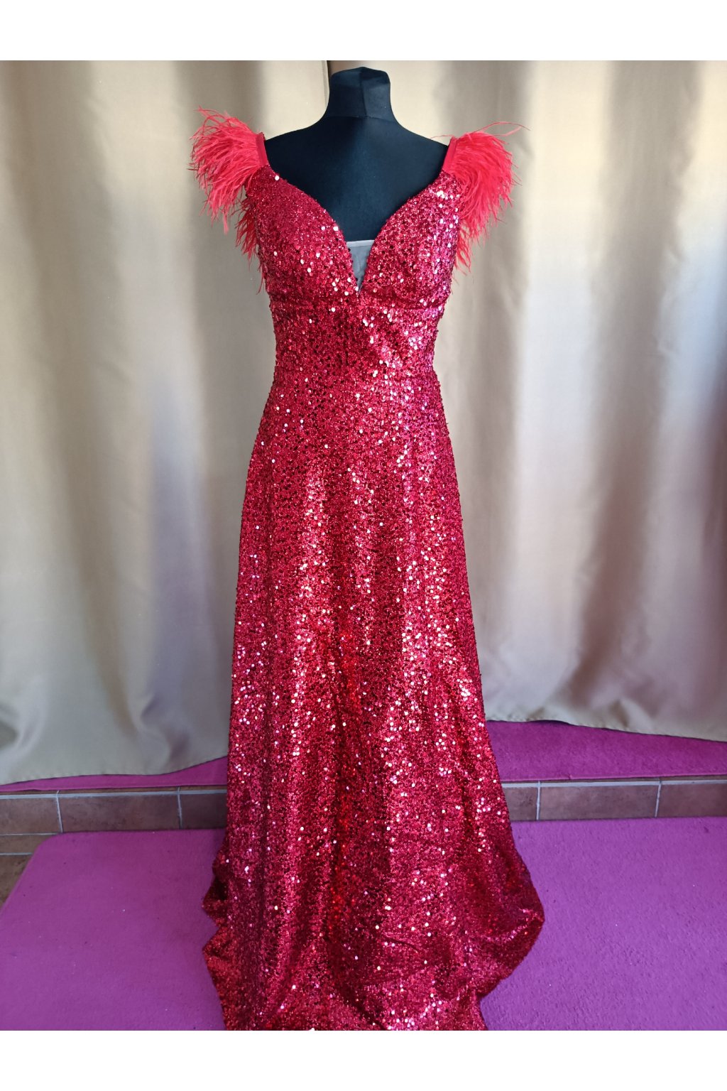Dlouhé společenské červené flitrované šaty s peříčky