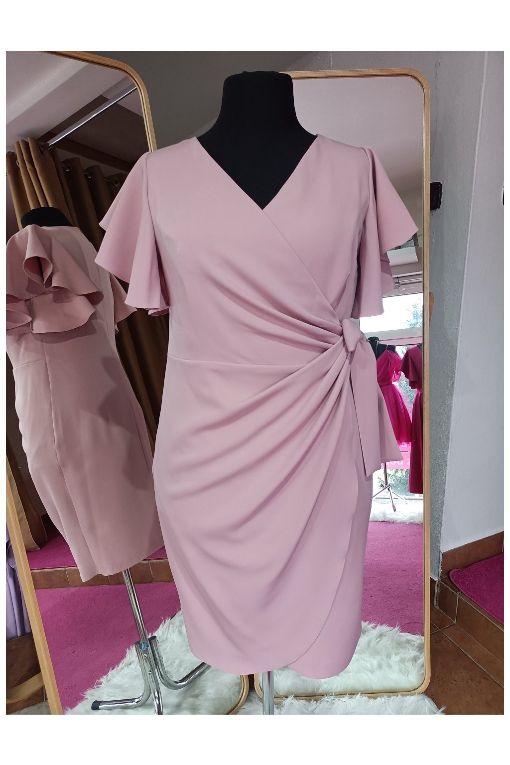 Púdrovo-ružové šaty s viazaním