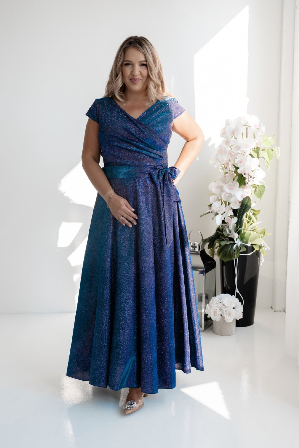 Dlhé spoločenské modré trblietavé šaty s odleskom