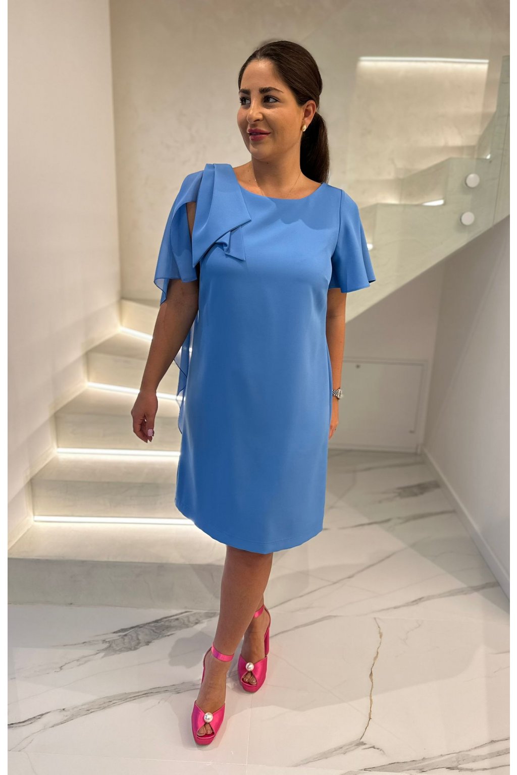 Blankytně modré šaty s přehozem