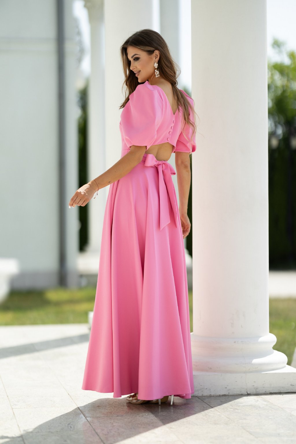 Dlouhé společenské růžové šaty s odhalenými zády