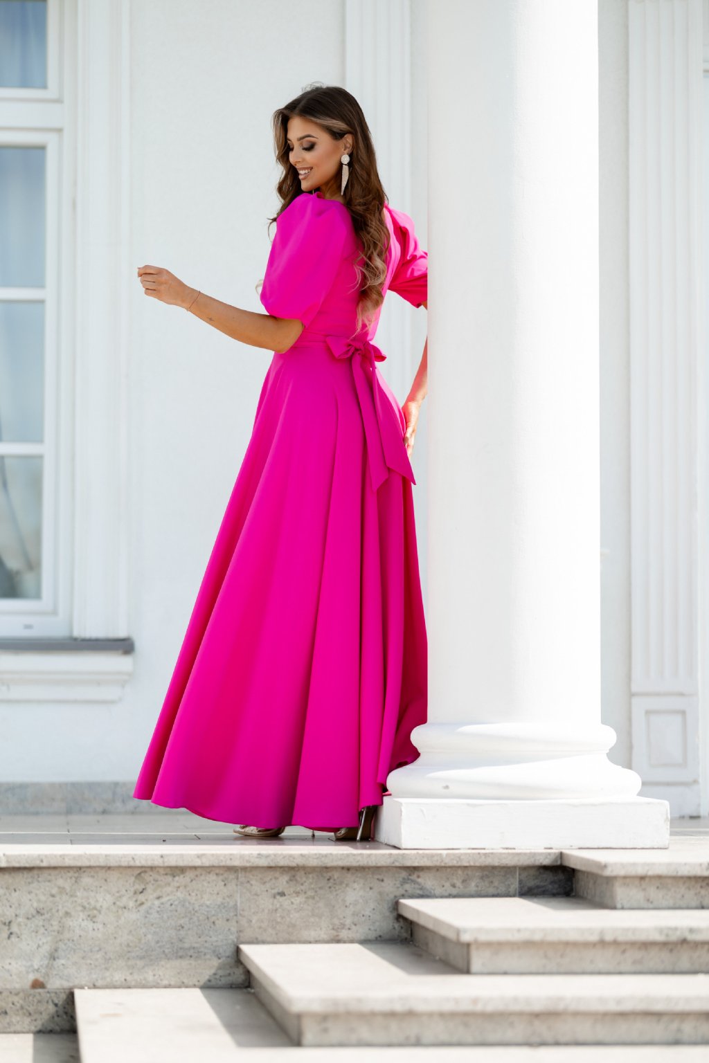 Dlouhé společenské cyklámenové šaty s puff rukávy