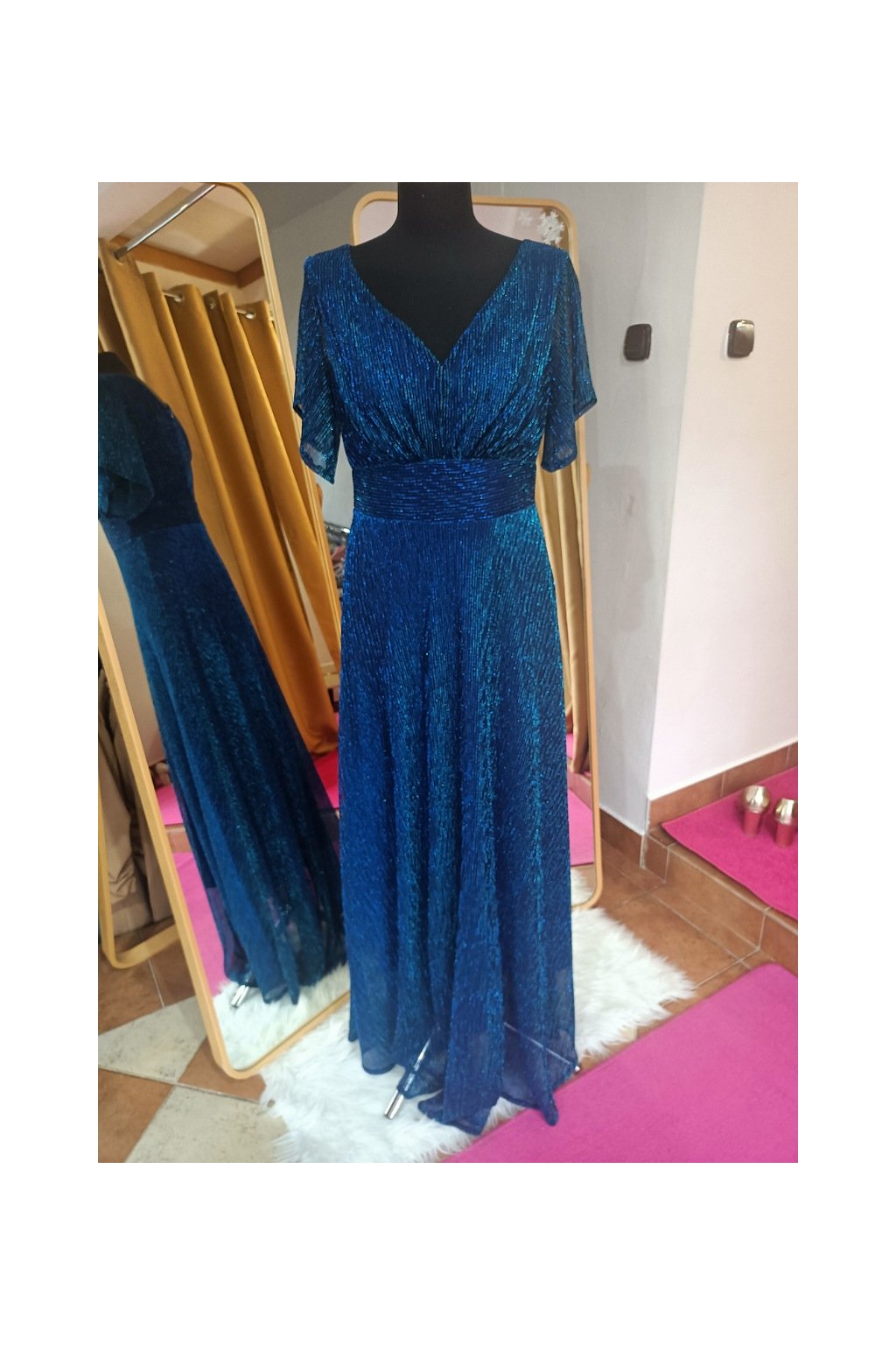 Dlouhé společenské tmavě modré šaty s volánovým rukávem