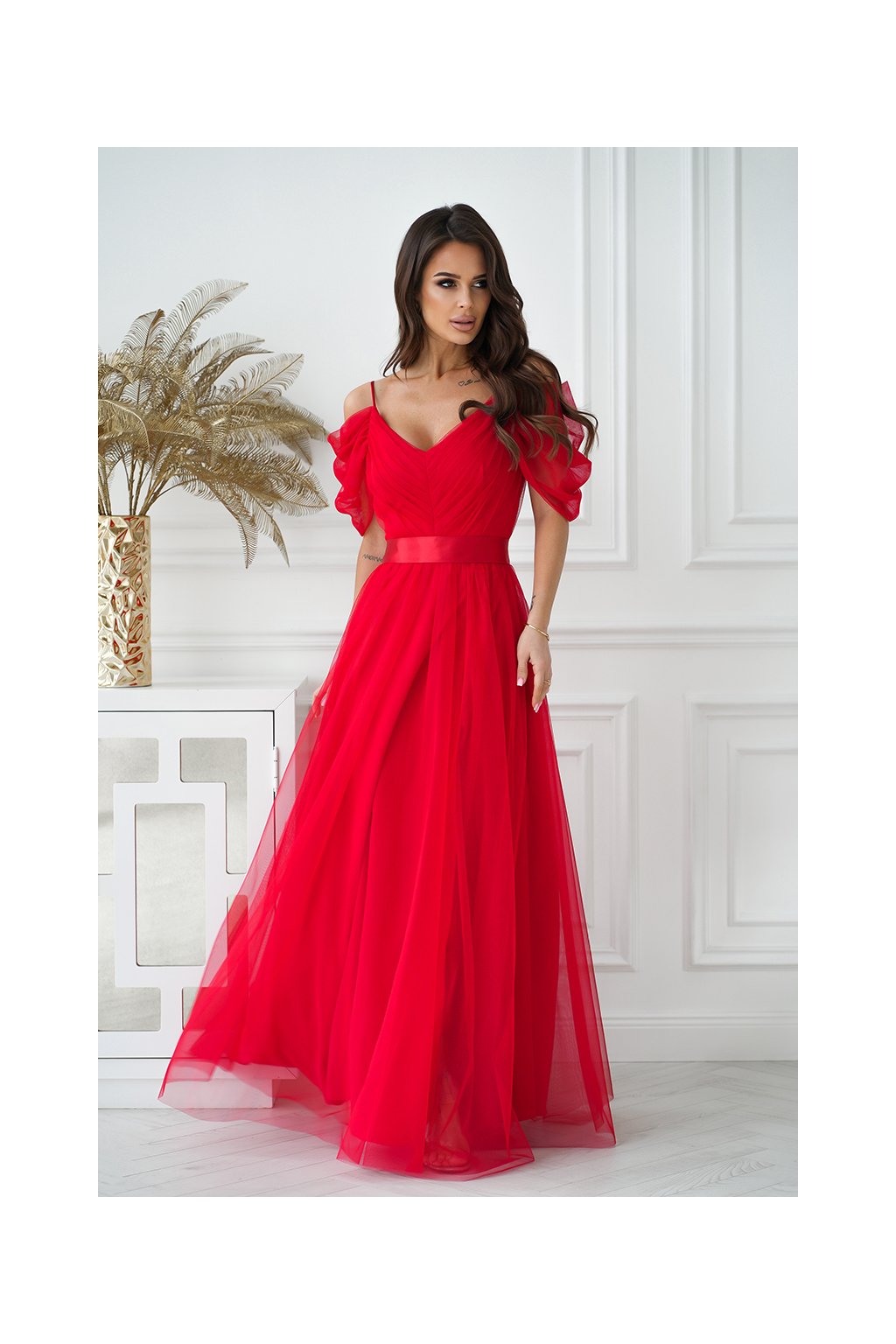 Dlouhé společenské červené tylové šaty se saténovým páskem