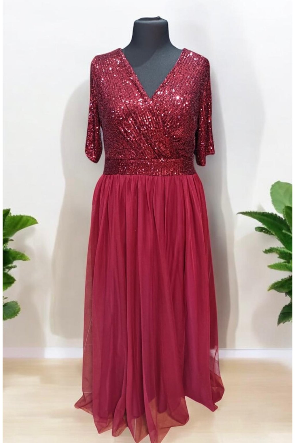 Dlouhé společenské bordó flitrované šaty s týlní sukní