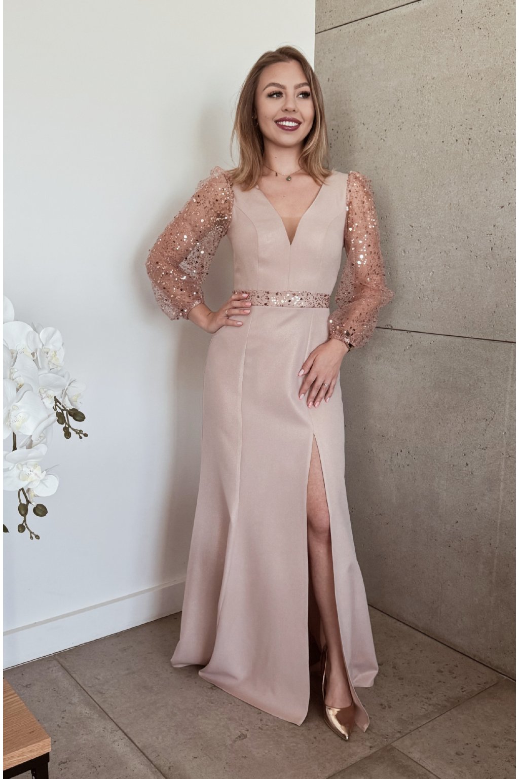 Dlouhé společenské zlaté šaty s flitrovými rukávy a pasem