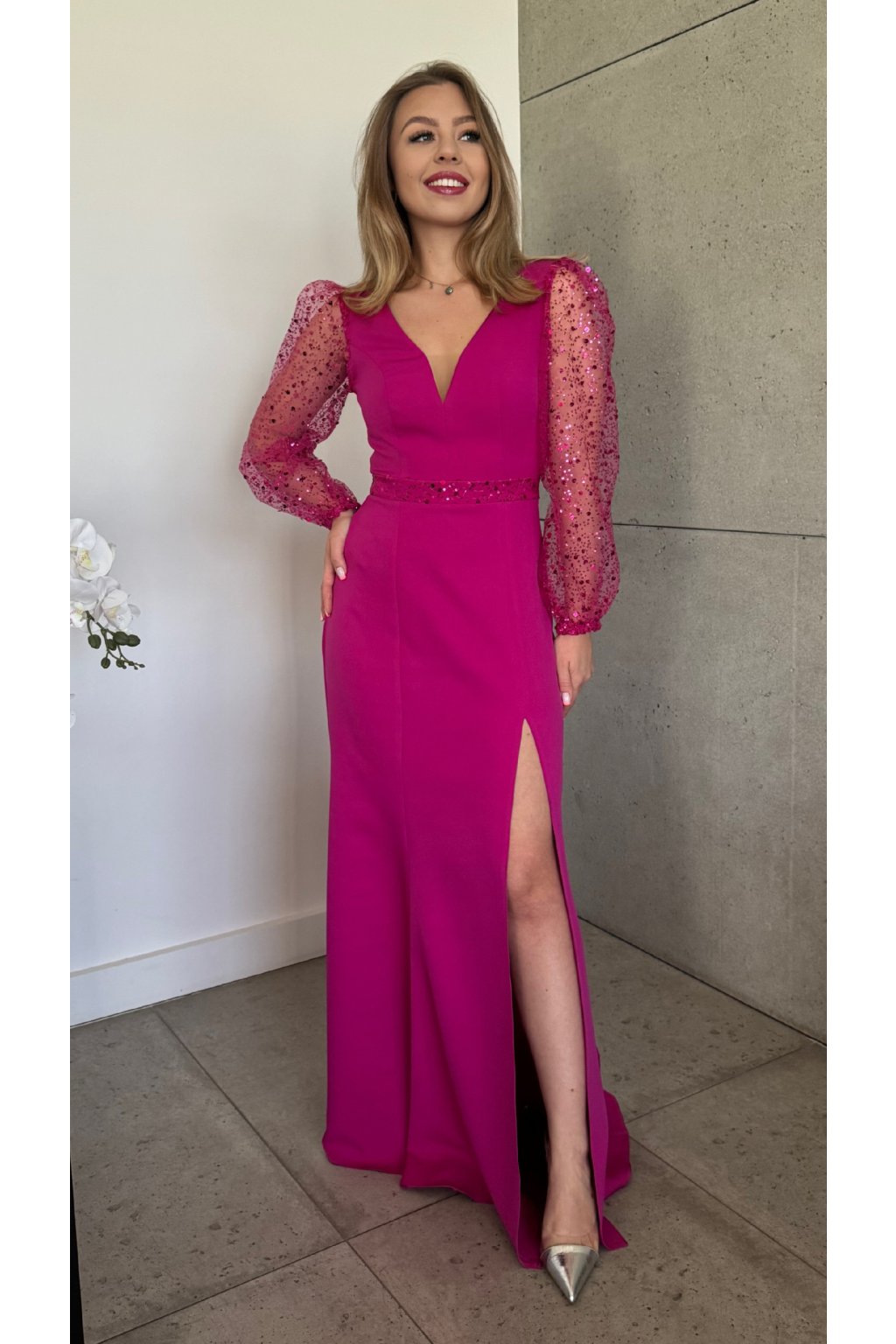 Dlouhé společenské fuchsiovy šaty s flitrovými rukávy a pasem