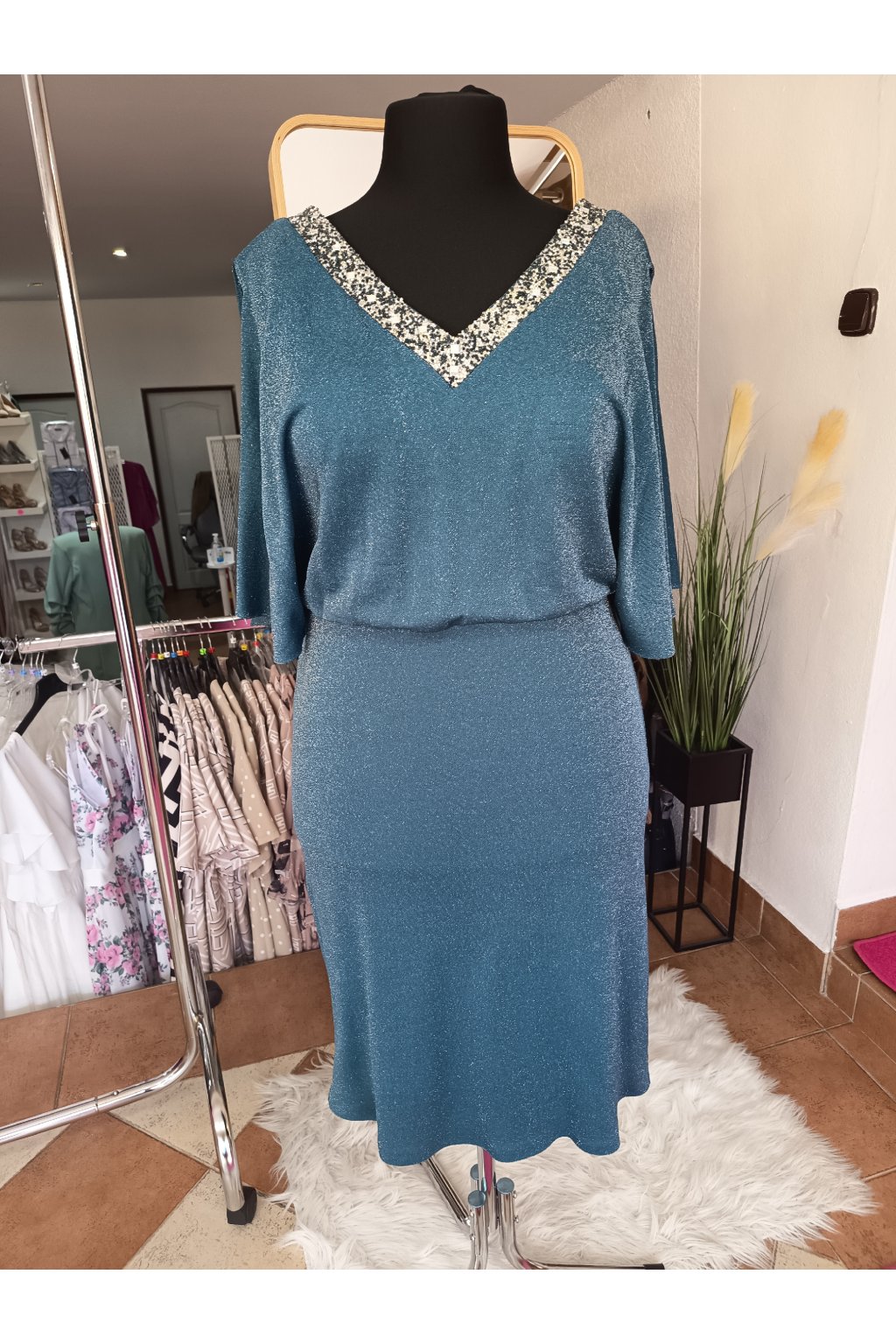 Třpytivé petrolejové šaty s kamínkovou ozdobou