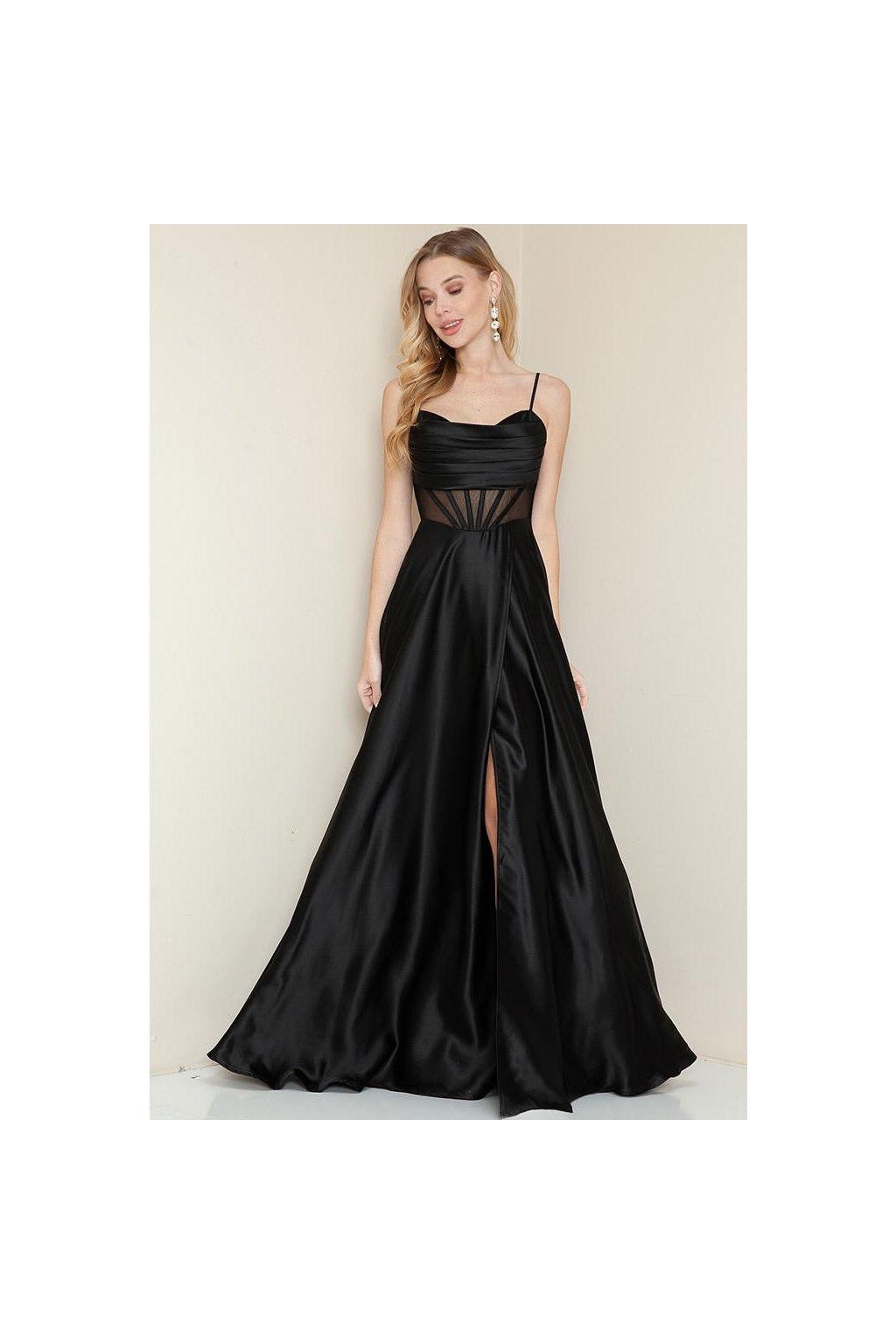 Dlouhé společenské černé saténové šaty s vázáním