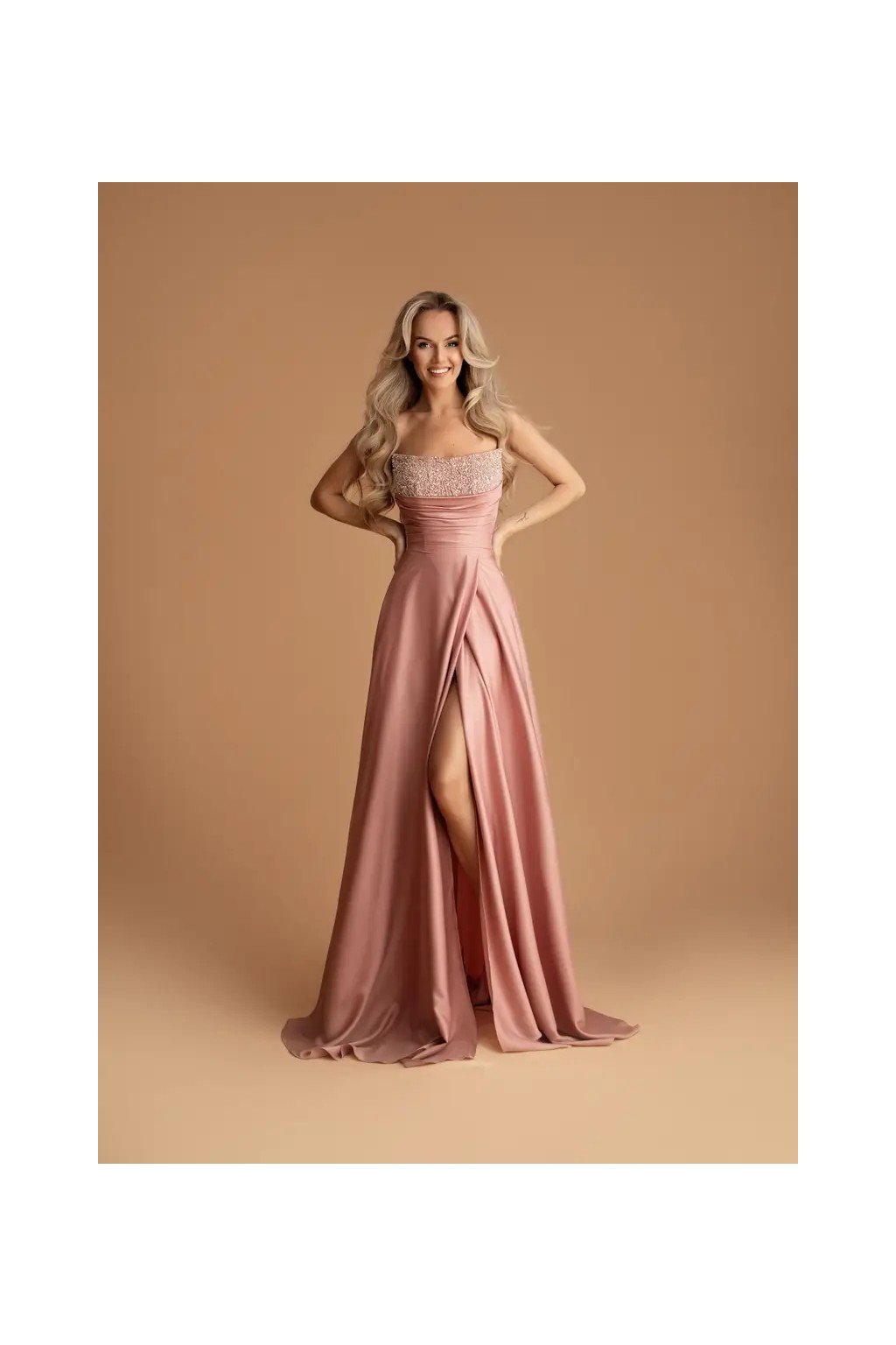 Dlhé spoločenské ružové šaty zdobené kamienkami