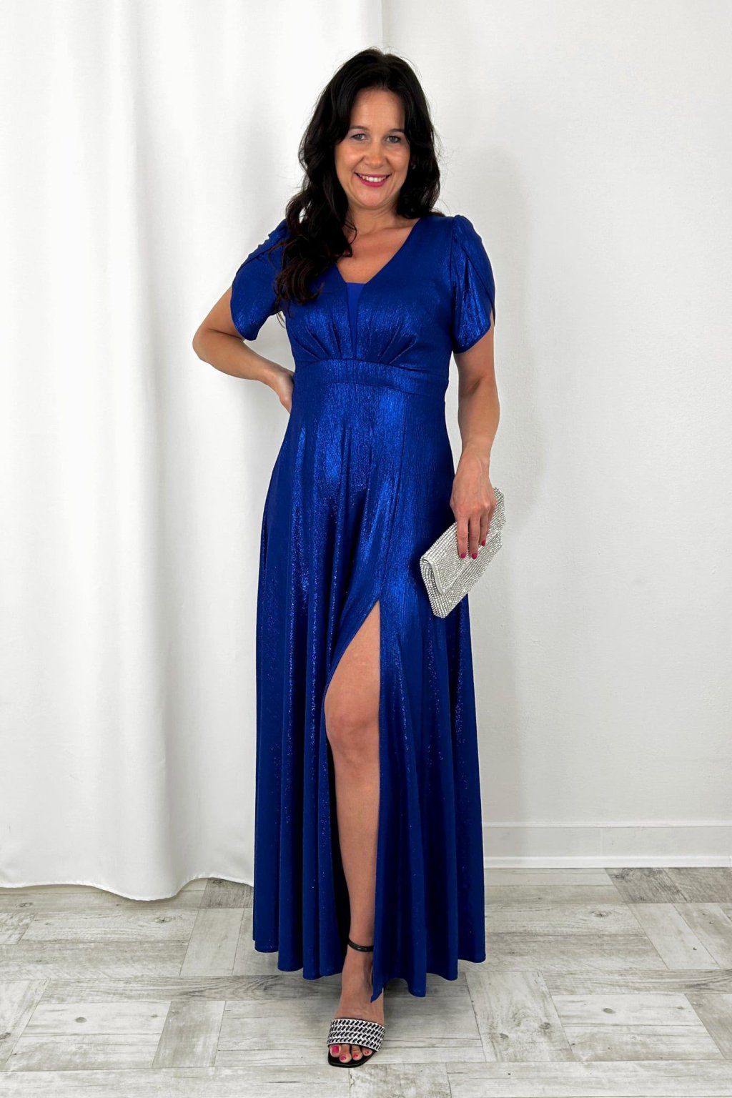 Dlouhé společenské královsky modré lesklé šaty s rukávy