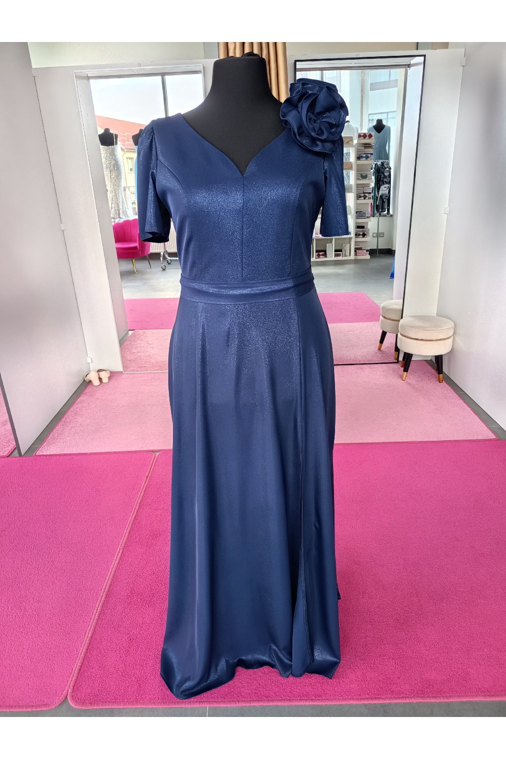 Dlhé spoločenské tmavomodré lesklé šaty s rukávom a kvetinou