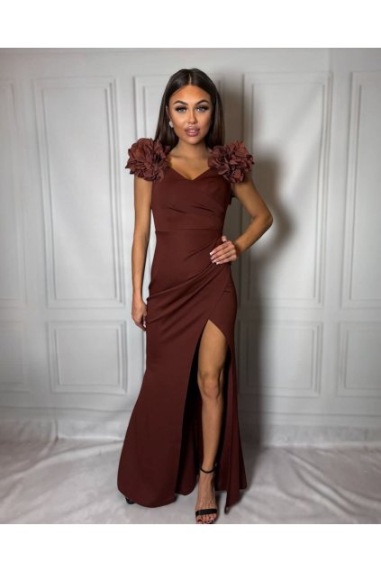 Dlouhé společenské hnědé šaty se zdobením na rameny