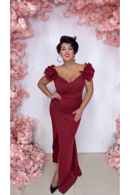 Dlhé spoločenské vínové šaty s ozdobou na ramenách