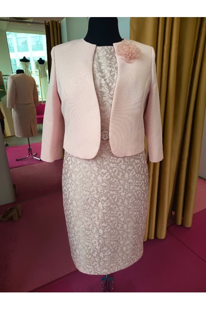 Ružový kostým s jemným vzorom