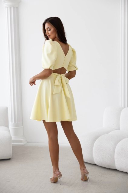 Žlté šaty s odhaleným chrbtom