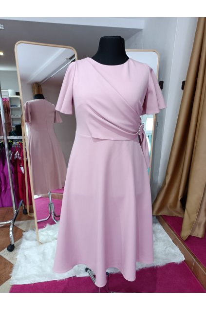Ružové midi šaty s brošňou