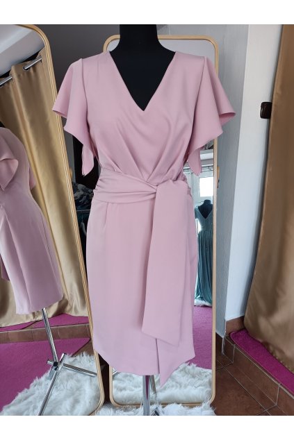 Púdrovo-ružové šaty s volánovým rukávom a opaskom