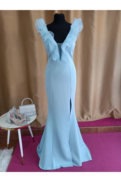 Dlouhé společenské bledě modré přiléhavé šaty s volány
