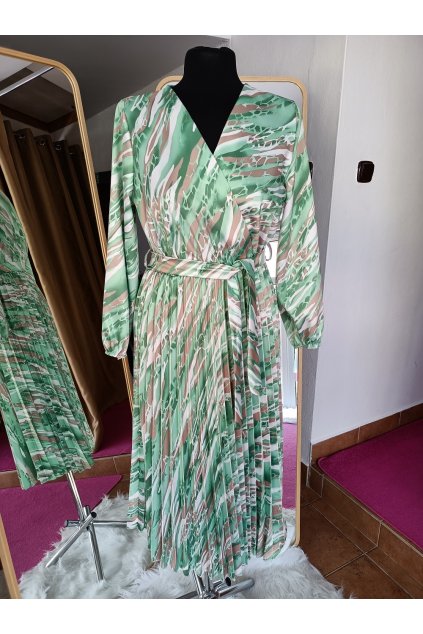 Vzorované šaty s plisovanou sukní