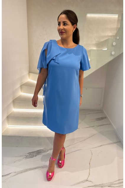 Blankytně modré šaty s přehozem