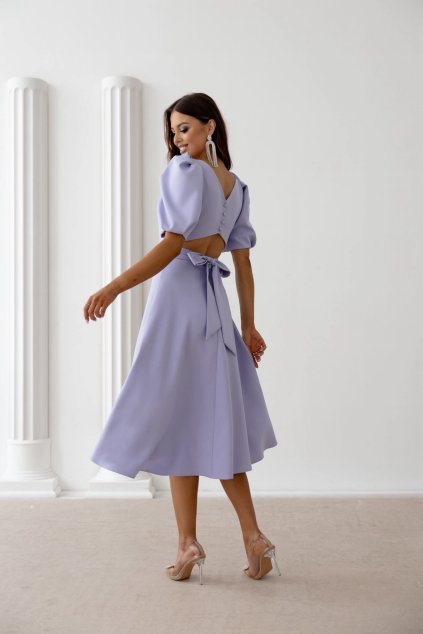 Fialové midi šaty s odhalenými zády