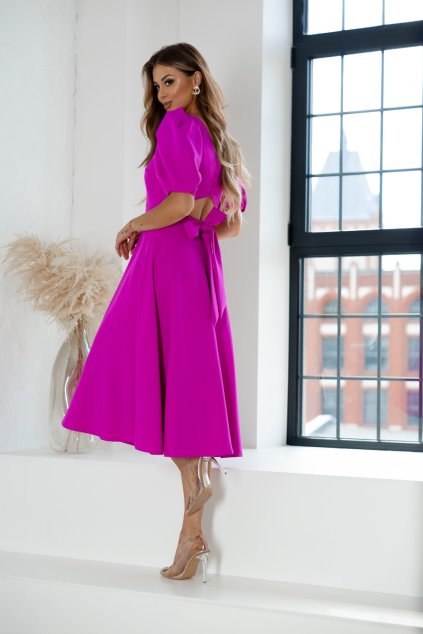 Fuchsiové midi šaty s odhalenými zády