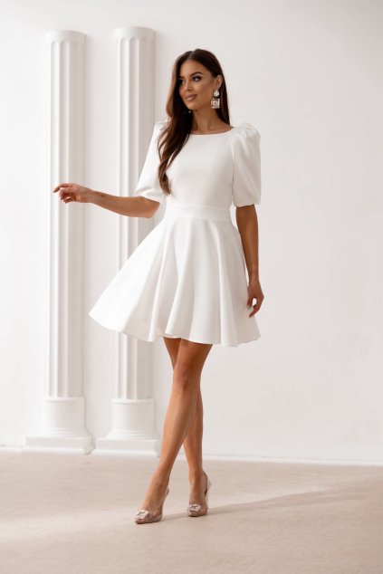Bílé šaty s puff rukávy