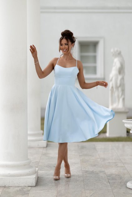 Bledě modré midi šaty na ramínka s vázáním