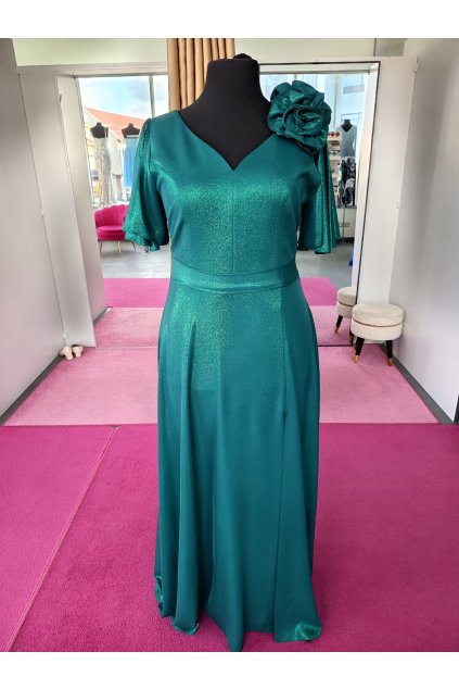 Dlouhé společenské zelené lesklé šaty s květinou a volánovým rukávem
