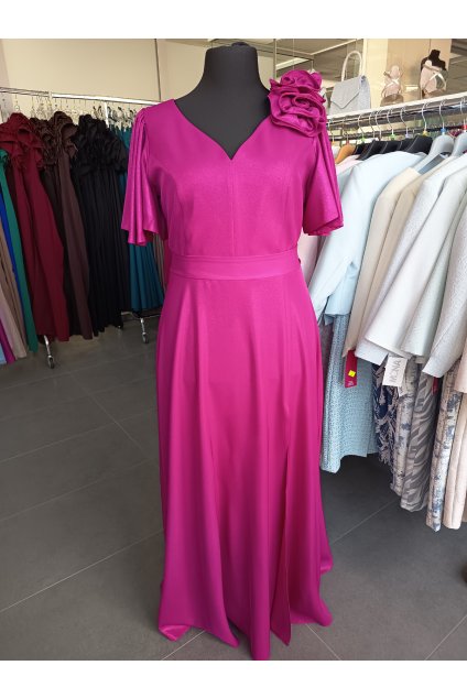 Dlhé spoločenské fuchsiove lesklé šaty s kvetinou a volánovým rukávom