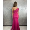Dlhé spoločenské fuchsiove šaty na jedno rameno
