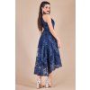 Tmavomodré čipkované šaty okolo krku