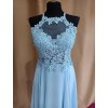 Bledě modré šaty s krajkou a kamínky